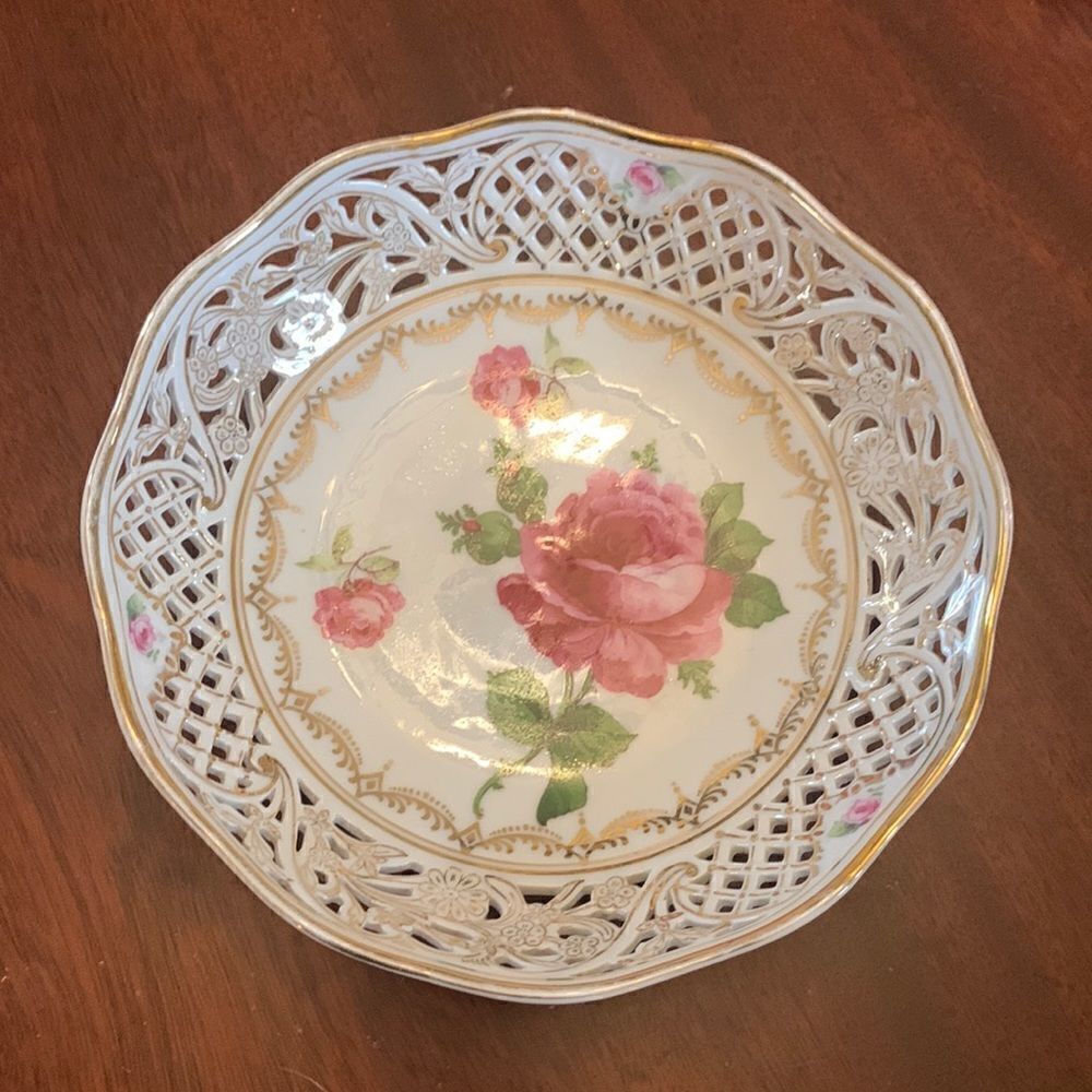 Bavarian serving bowl Rose pattern trimmed in gold